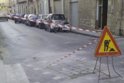 Si tappano le falle nella rete idrica e si dissestano le strade