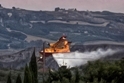 Canadair in azione sulle campagne di Milena