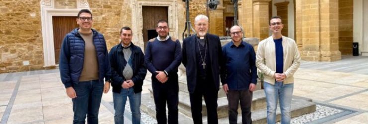 L'Arcivescovo con alcuni seminaristi