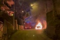 Auto in fiamme in via Aldo Moro; la conducente evita ulteriori danni