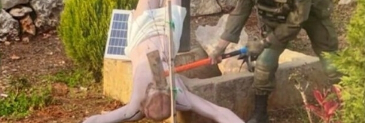 Soldato dell'IDF distrugge un crocifisso