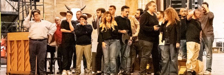 Il M� Salvatore Salvaggio in scena durante le prove