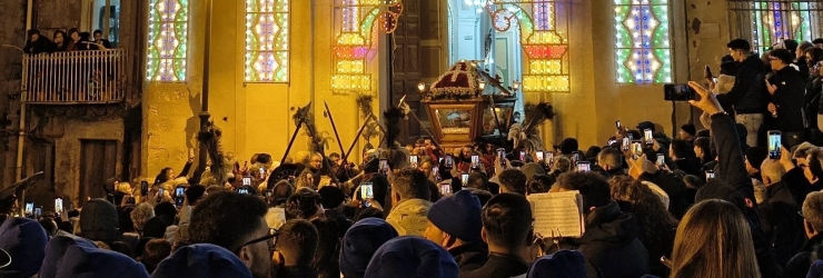 Pasqua di Grotte 2026: processione dell'urna, con grande partecipazione di cellulari