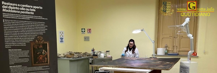 La dott.ssa Sofia Sanfilippo durante un restauro