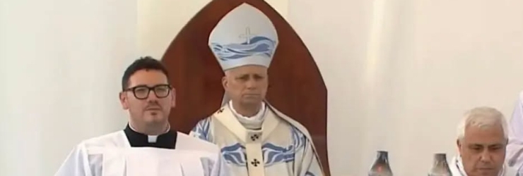 Papa Leone XIV a Lampedusa: il seminarista Giuseppe La Mendola all'altare con il Pontefice