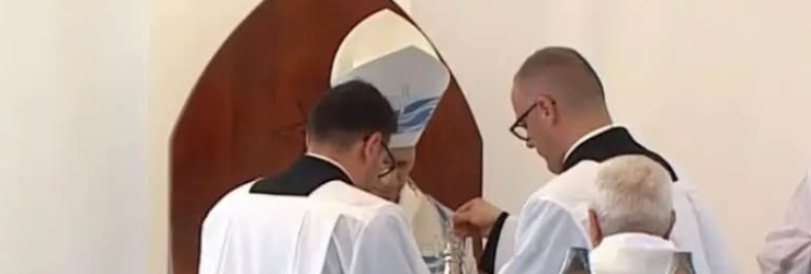 Papa Leone XIV a Lampedusa: il seminarista Giuseppe La Mendola all'altare con il Pontefice