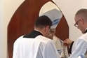 Papa Leone XIV a Lampedusa: il seminarista Giuseppe La Mendola all'altare con il Pontefice
