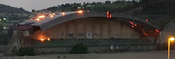 Incendio a Grotte: distrutta la tribuna del campo sportivo