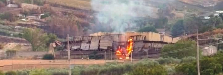Tribuna crollata e in fiamme