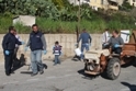 L'assessore Vizzini e gli operatori commerciali puliscono Piazza Magnani.