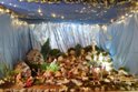 Canti natalizi e santo Rosario al presepe di Via Pertini