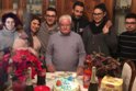 Il sig. Diego Salvaggio con i nipoti, nel giorno del suo 85° compleanno