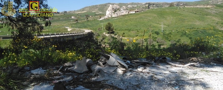 Rifiuti ed amianto abbandonati nei pressi della "Rocca Petra"