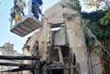 Abbattuto edificio pericolante nel centro storico di Grotte