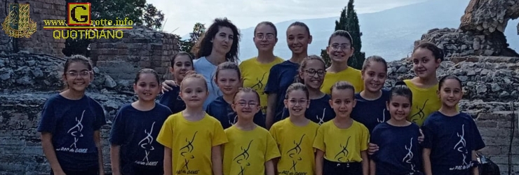 Foto di gruppo della "Pas de Danse" al Teatro Greco di Taormina