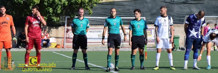 L'arbitro Valerio Navarino in campo