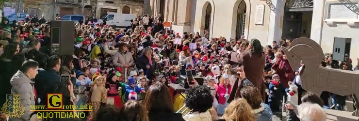 "EduCarnival" 2024; festa a Grotte in Piazza Umberto I, con gli alunni del "Roncalli"