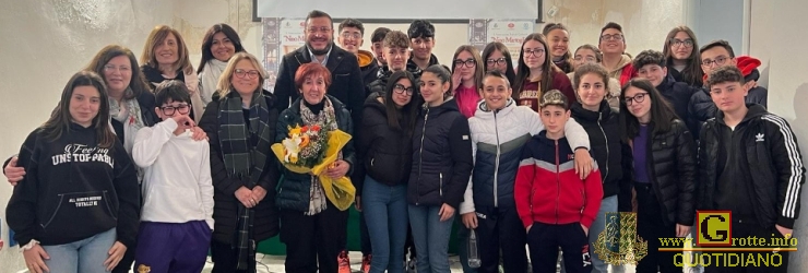 Nella Condorelli e Aristotele Cuffaro con le docenti e gli studenti del "Roncalli"