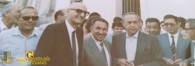 Al centro della foto: Gesualdo Bufalino, Gaspare Agnello e Leonardo Sciascia