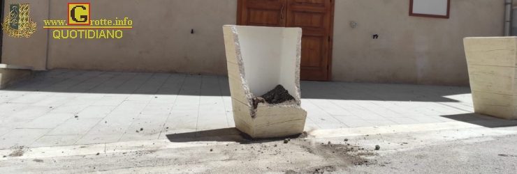 Distrutto vaso dinanzi al Cine-Teatro "Antonio Liotta"