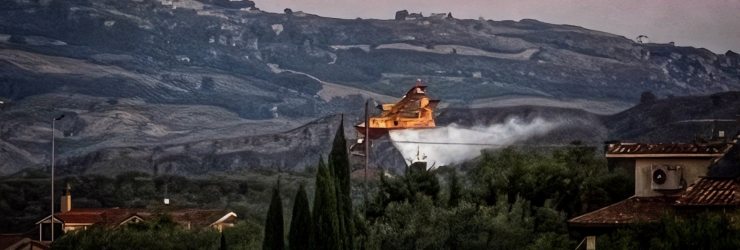 Canadair in azione sulle campagne di Milena