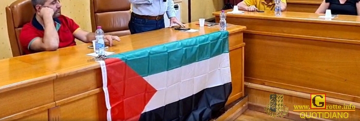 La bandiera palestinese esposta in Consiglio comunale, a Grotte