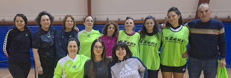 Atlete della squadra di calcetto femminile col Mister La Mendola