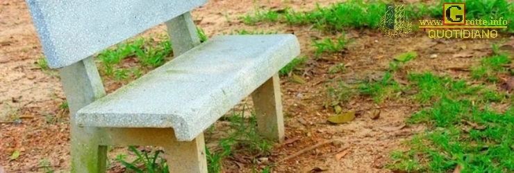 Il Comune di Grotte acquista una panchina in roccia per il Parco Livatino