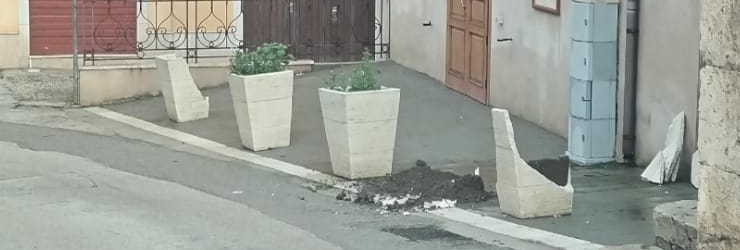 Danneggiato un altro vaso davanti al Cine-teatro "Antonio Liotta"