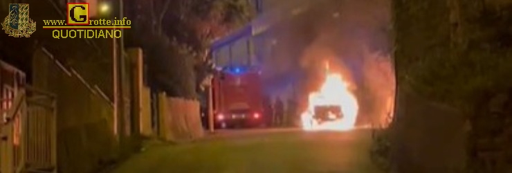 Auto in fiamme in via Aldo Moro; la conducente evita ulteriori danni