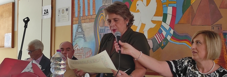 Una pergamena alla dirigente scolastica Carmen Campo: "Con gratitudine per il lavoro svolto"