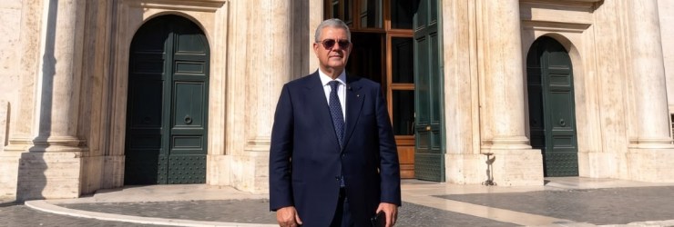 Il Cav. Antonio Mancuso davanti Palazzo Montecitorio