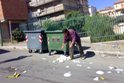 Il Sindaco Paolo Pilato dà il buon esempio, ripulendo la strada dai rifiuti