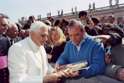 Nicolò Mannino consegna al Papa Benedetto XVI il volume "Maria, madre della Speranza... Donna di legalità"