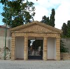 Monumentale ingresso al cimitero (1840)